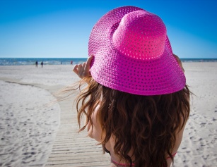 Wakacyjne SOS dla włosów – jak chronić włosy przed słońcem?