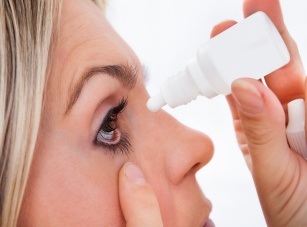 Gdy oczy szczypią i łzawią… Zapalenie spojówek – co powinieneś wiedzieć?