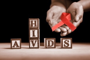 Jak ustrzec się przed HIV i AIDS? Poznaj przyczyny zakażenia.
