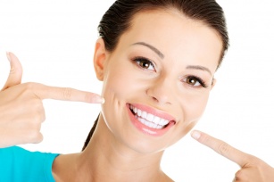 Wybielaj zęby produktami, które masz na wyciagnięcie ręki.