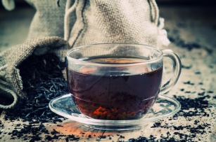 Fakty i mity o czarnej herbacie. Pomaga czy szkodzi?
