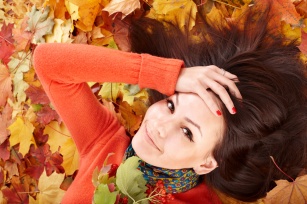 Zimne powietrze kontra przesuszone włosy i rozdwojone końcówki - Zahartuj włosy jesienią!