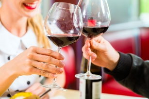 Czerwone wino na zdrowie – poznaj jego 15 prozdrowotnych właściwości.