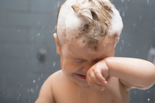 Mycie głowy malucha to udręka? Doradzamy co zrobić, aby dziecko polubiło mycie włosów.