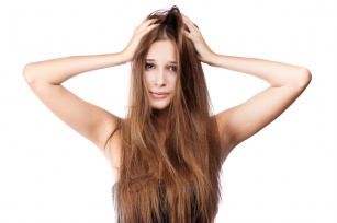 Zabiegi keratynowe dla włosów. Jak odpowiednio nawilżyć włosy?