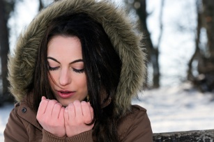 Jak zadbać zimą o suche i zmarznięte dłonie?
