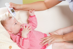 Małe dzieci i przeziębienie – czym leczyć? Poznaj 10 skutecznych sposobów na przeziębienie Twojego dziecka!