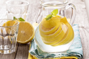 Woda z cytryną? Poznaj 15 powodów, dlaczego warto ją pić!