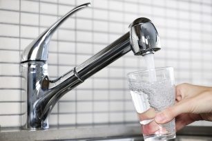Czym różni się kranówka od wody z butelki? Którą wodę warto pić dbając o zdrowie?