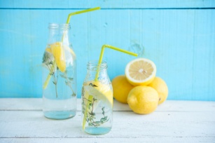 Najlepszy napój na dzień dobry – woda z cytryną. 12 korzyści i skutki uboczne