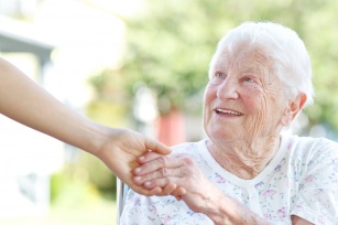 Jak przeciwdziałać chorobom otępiennym u osób starszych? 6 zasad pracy z osobą starszą