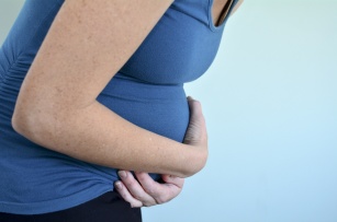 Ból brzucha w ciąży, czy to powód do niepokoju?