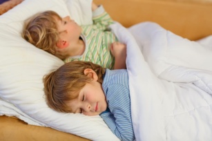 Bezwiedne oddawanie moczu nocą u dzieci - to można leczyć!