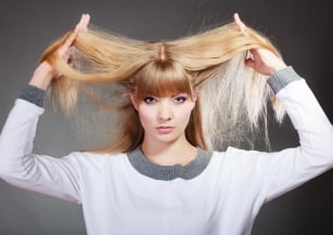 Olejki, maseczki... W jaki sposób możesz pielęgnować przesuszone włosy?