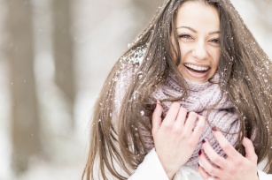 Jak prawidłowo zadbać o włosy zimą?