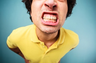 Domowe sposoby na wybielanie zębów – jak wybielić zęby w domu?