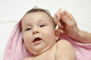 Jak czyścić uszy dziecka? Poznaj fakty i mity