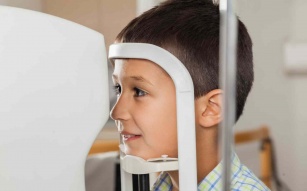 Przyczyny zapalenia spojówek - dowiedz się dlaczego warto wybrać się do okulisty dziecięcego