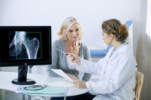Osteoporoza po menopauzie? Sprawdź jak sobie poradzić z tym problemem.