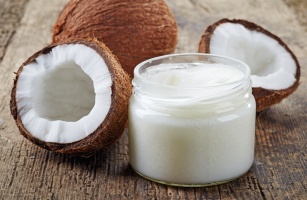Poznaj 8 zdrowotnych właściwości oleju kokosowego