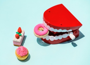Na czym polega wybielanie zębów?