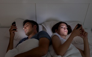 Niezdrowe nawyki, których lepiej unikać przed snem