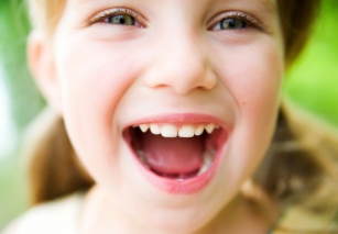 Stomatologia dziecięca: lakowanie zębów, czyli profilaktyka przeciwpróchnicza.