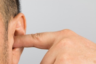 Zatkane ucho – jak samodzielnie odetkać ucho?