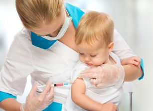 Czy szczepionki są dobre, czy złe? Ostra dyskusja w mediach wciąż trwa
