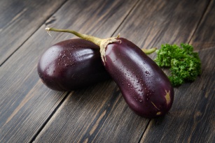 Fioletowe warzywo o nietypowym smaku. Co powinieneś wiedzieć o bakłażanie