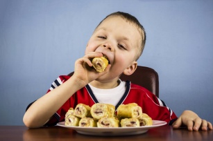 Jedzenie szkodliwe dla dzieci. Lista produktów, których należy unikać