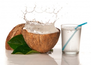 Woda kokosowa - zdrowia Ci doda! Czy wiesz jakie właściwości posiada?