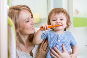 Jak odpowiednio dbać o zęby dziecka? – krótki poradnik dla każdego rodzica.